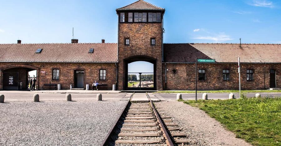 Krakow: Auschwitz-Birkenau & Wieliczka Salt Mine Day Tour - Lunch and the long transfer to Wieliczka