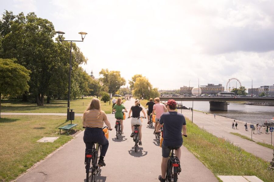 Krakow: Bike Tour of Old Town, Jewish Quarter and the Ghetto - Wawel Castle, the Vistula, and the dragon