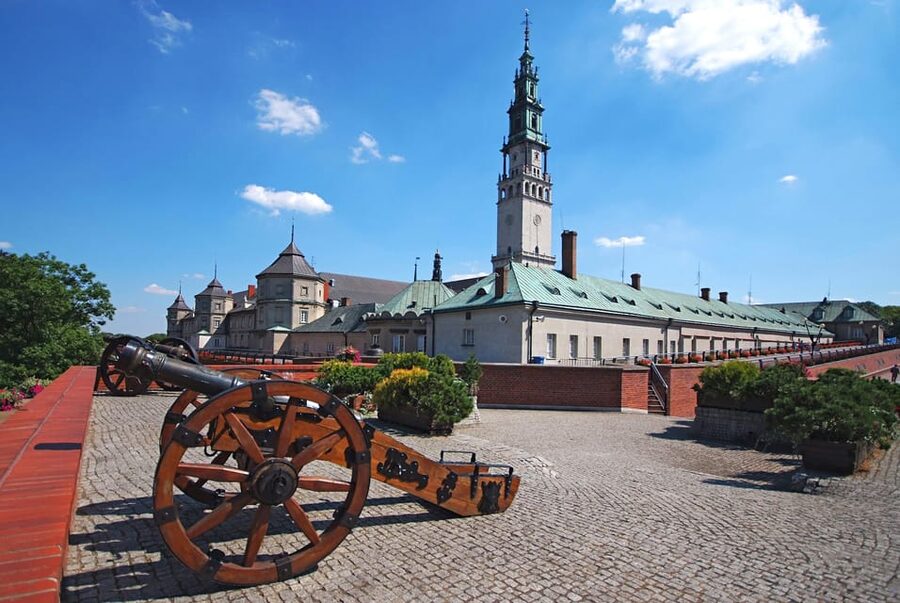 Krakow: Black Madonna Sanctuary of Czestochowa - Guided Tour - Seeing the Miraculous Image in its chapel