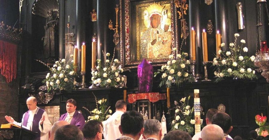 Krakow: Black Madonna Sanctuary of Czestochowa - Guided Tour - The basilica, Treasury, and Knights’ Hall