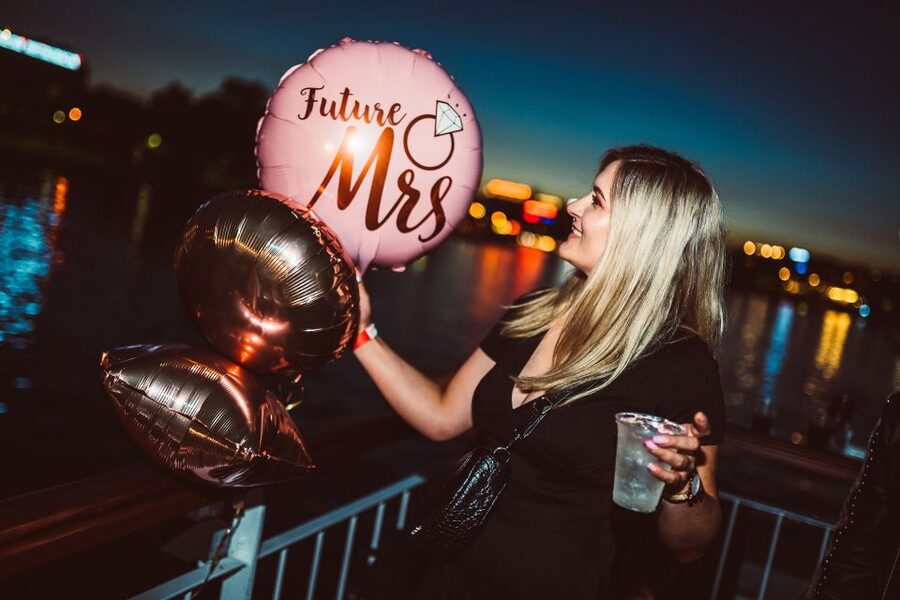 Krakow: Boat Party with Unlimited Drinks - Crowds, seating, and comfort