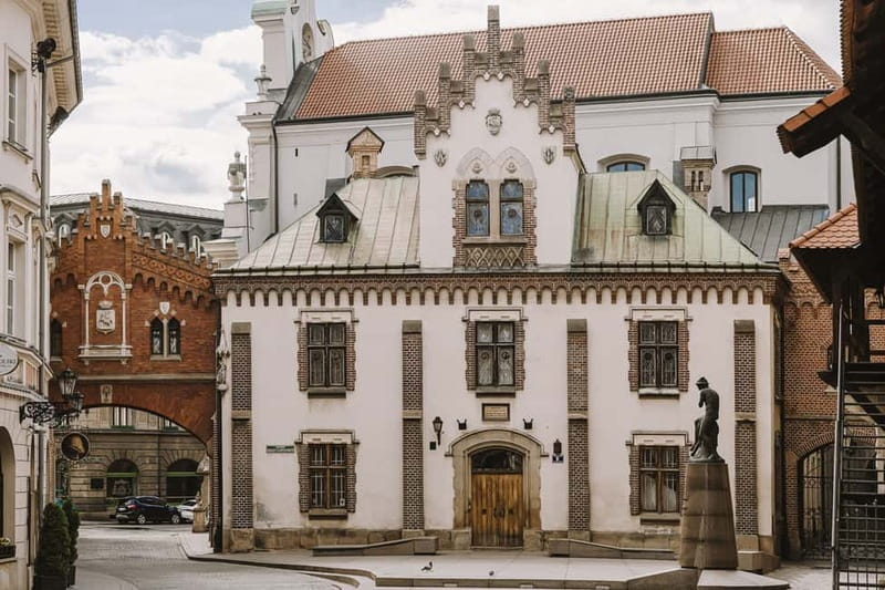 Krakow: City Pass With Transport - Historic homes, churches, walls, and local legends