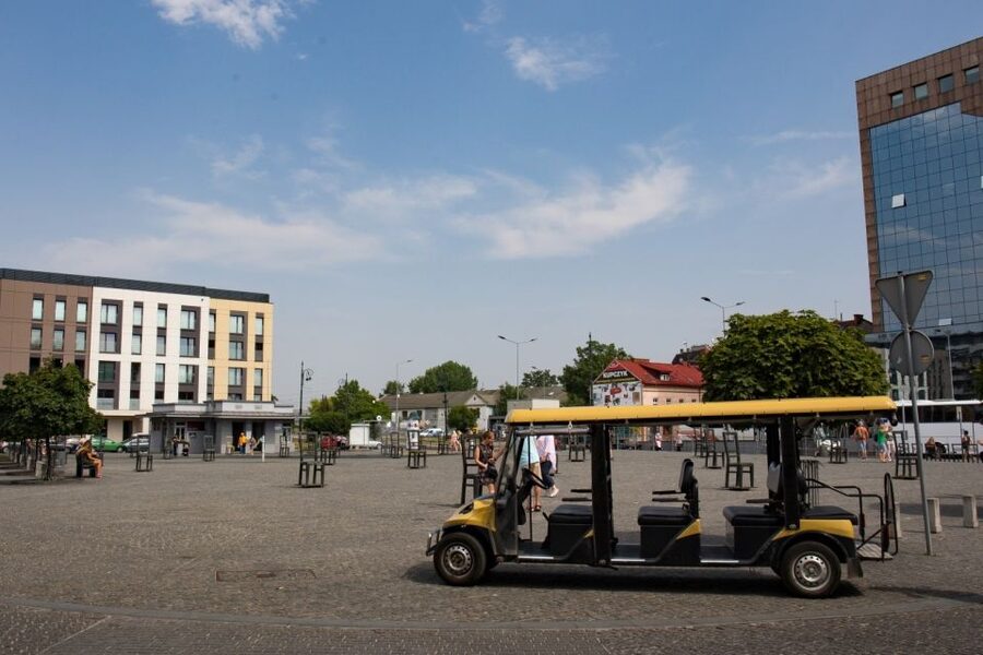 Krakow: City Tour of 3 Districts by Electric Car - Language, access, and what to bring
