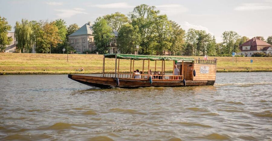 Krakow: Early Bird Vistula River Sightseeing Cruise - Finding the pier beside Wawel Castle