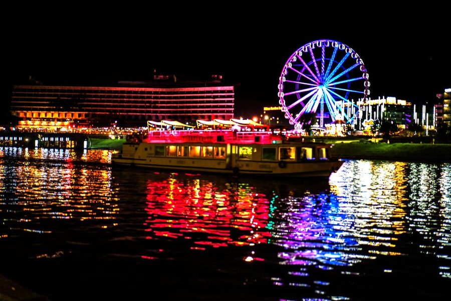 Krakow: Evening Cruise with a Glass of Wine - Who should book this cruise?