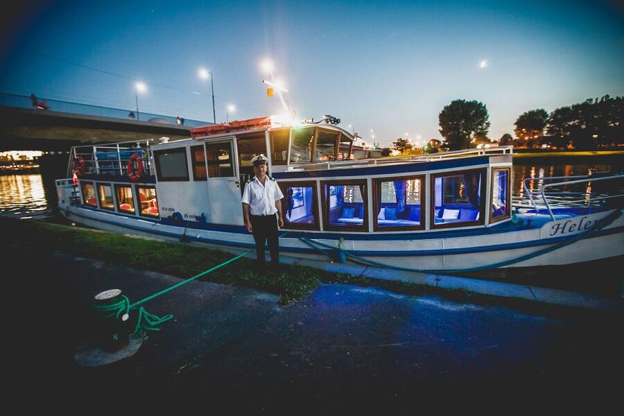 Krakow: Evening Cruise with a Glass of Wine - Bridges, Podgórze, and the city from the water