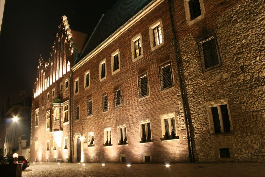 Krakow: Evening Walking Tour with Spooky Stories - Who should book this Krakow night walk?