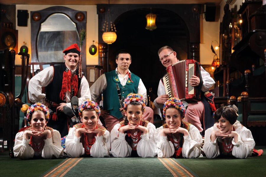 Krakow: Folk Show & 3-Course Dinner at Jama Michalika Café - What happens during the two 25-minute shows
