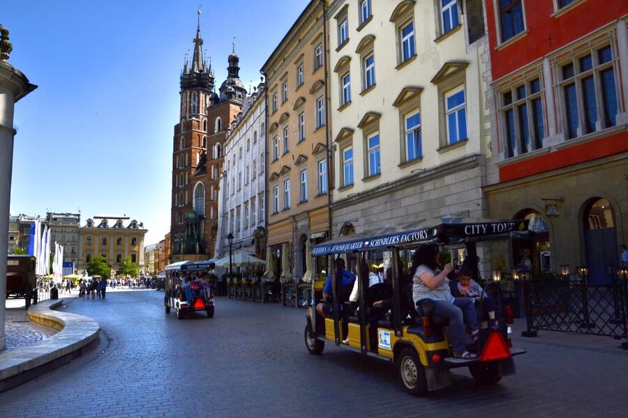 Krakow: Full Tour Regular 1.5h guided city tour by E-Cart - What the driver adds to an audio-guided ride