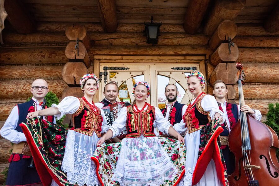 Krakow: Full Traditional Polish Dinner & Folk Show - An hour of Polish music and dancing