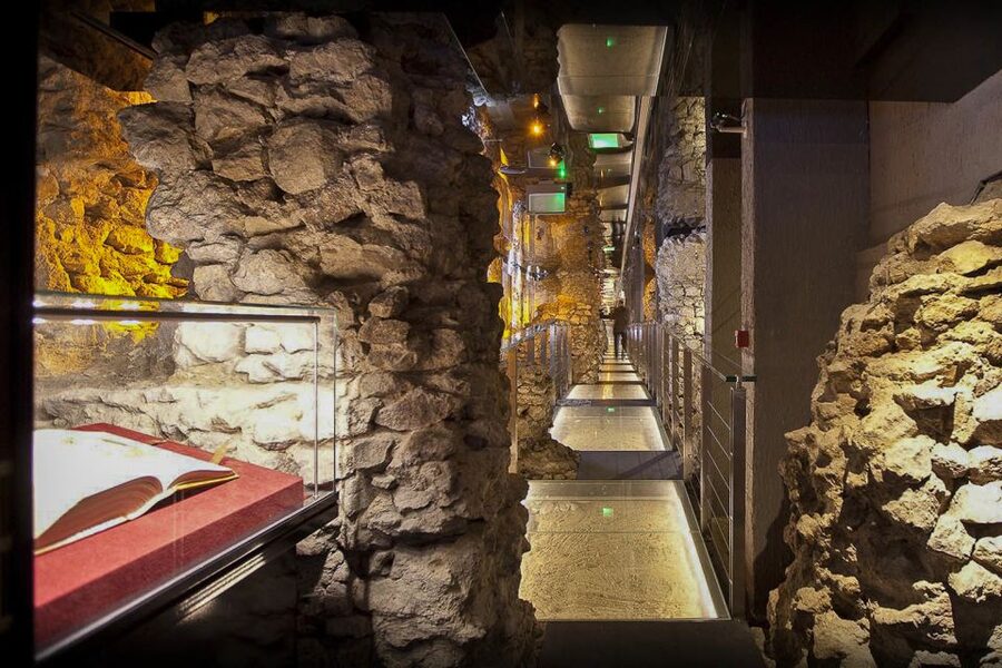 Krakow: Guided Tour of Rynek Underground - What you see during the 1.5-hour tour