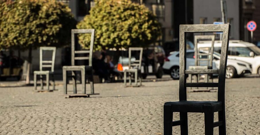 Krakow: Guided Tour of the Jewish Ghetto - Ghetto Heroes Square and the empty chairs