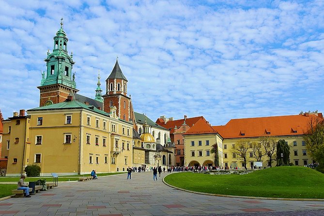Krakow: Guided Tour of Wawel Castle & Cathedral - Wawel Cathedral, where Polish kings were crowned