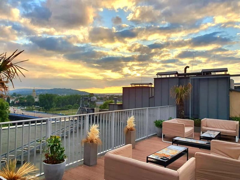 Krakow: Hidden Rooftop Bar Reservation with 1 Cocktail - Wawel Castle and the Vistula River from above