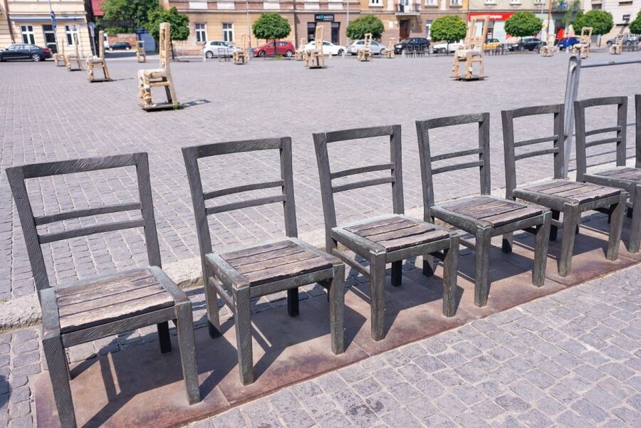 Krakow: Jewish Ghetto Guided Walking Tour - Seeing the surviving Ghetto Wall