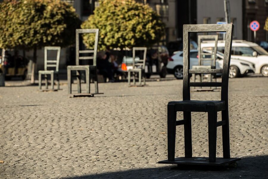 Krakow: Jewish Ghetto Walking Tour - Ghetto Heroes Square and the empty chairs
