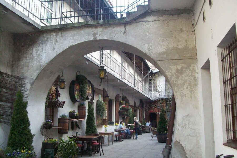 Krakow Kazimierz and Jewish Ghetto Tour with Synagogues - Who should choose each tour length?