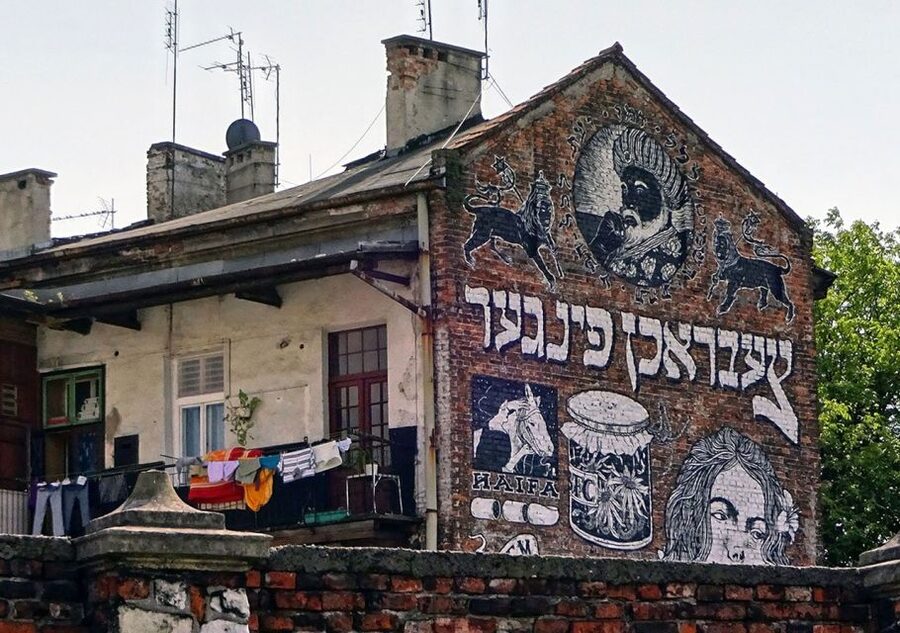 Krakow: Kazimierz District Jewish Heritage Tour - Corpus Christi Basilica and two religious traditions