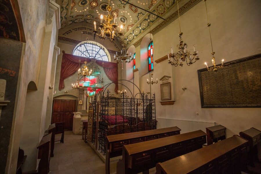 Krakow: Kazimierz Jewish Quarter Guided Walking Tour - Finding seven synagogues in Kazimierz