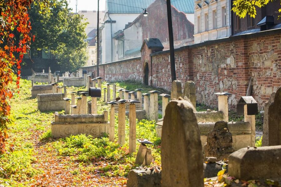 Krakow: Kazimierz Jewish Quarter Guided Walking Tour - What the guide and group size add