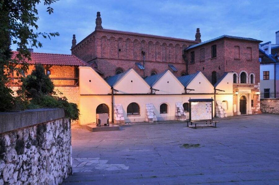 Krakow: Kazimierz Jewish Quarter Walking Tour - Remuh Synagogue and Cemetery
