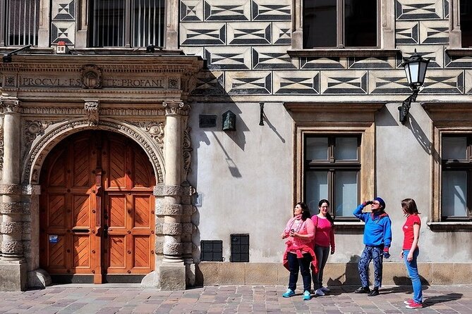 Krakow Morning Walking Tour with Traditional Polish Breakfast - What the guide adds to the walk