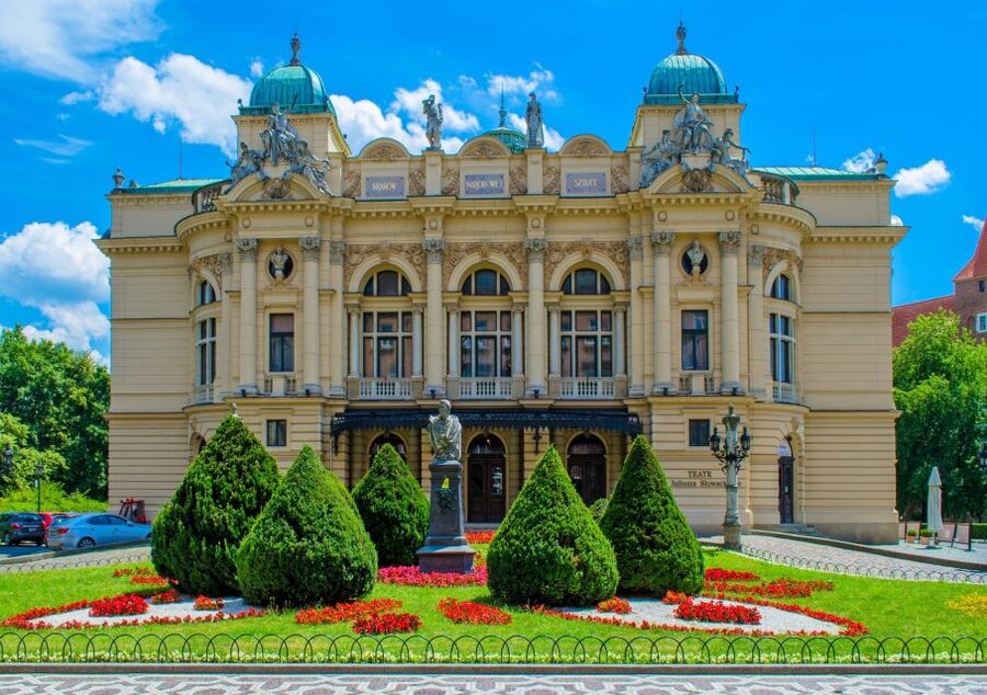 Krakow: Old Town Highlights Private Walking Tour - Guide style, languages, and practical comfort