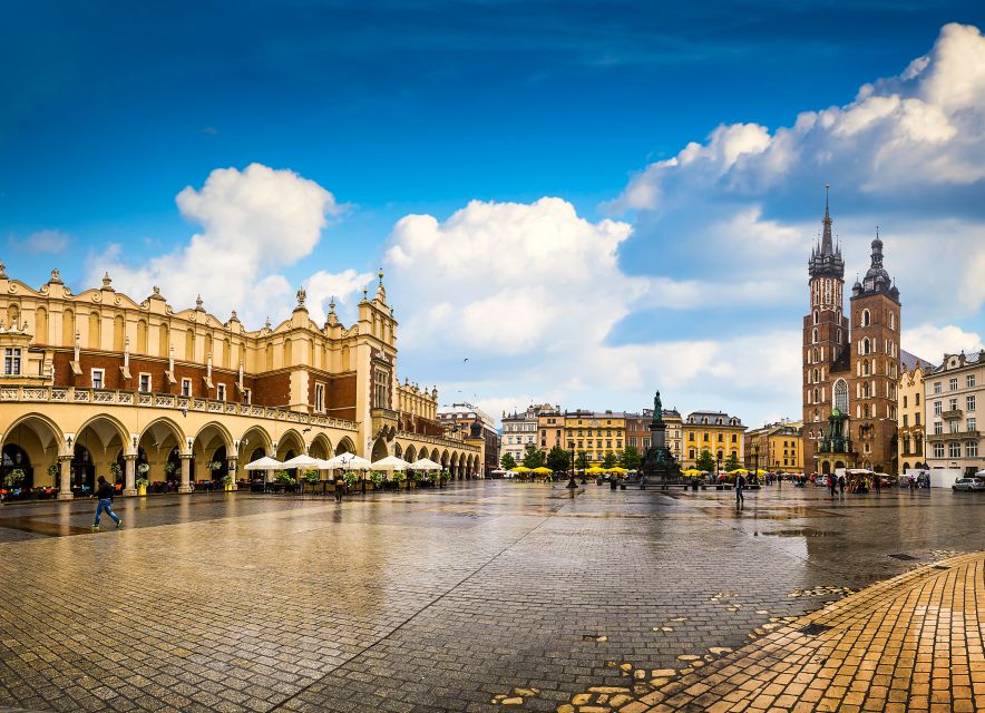 Krakow: Old Town Rynek Underground Entry and Guided Tour - What the underground museum adds to the square