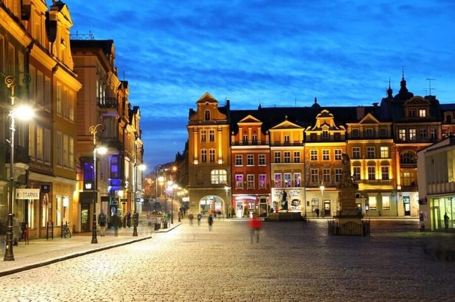 Krakow : Old Town Walking Tour With A guide - Starting near Szpitalna and Krakow’s Main Square