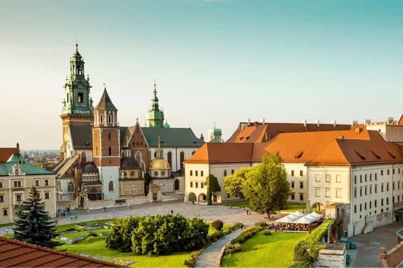 Krakow : Old Town Walking Tour With A guide - Timing, walking, and group size