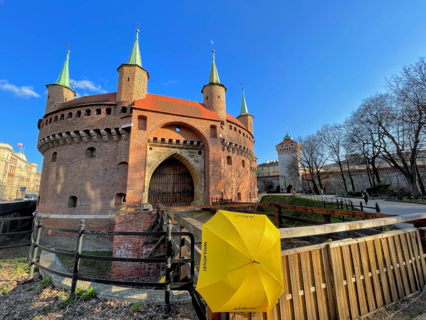 Kraków: Old Town & Wawel Castle Walking Tour in English - St. Mary’s Basilica and the trumpet call