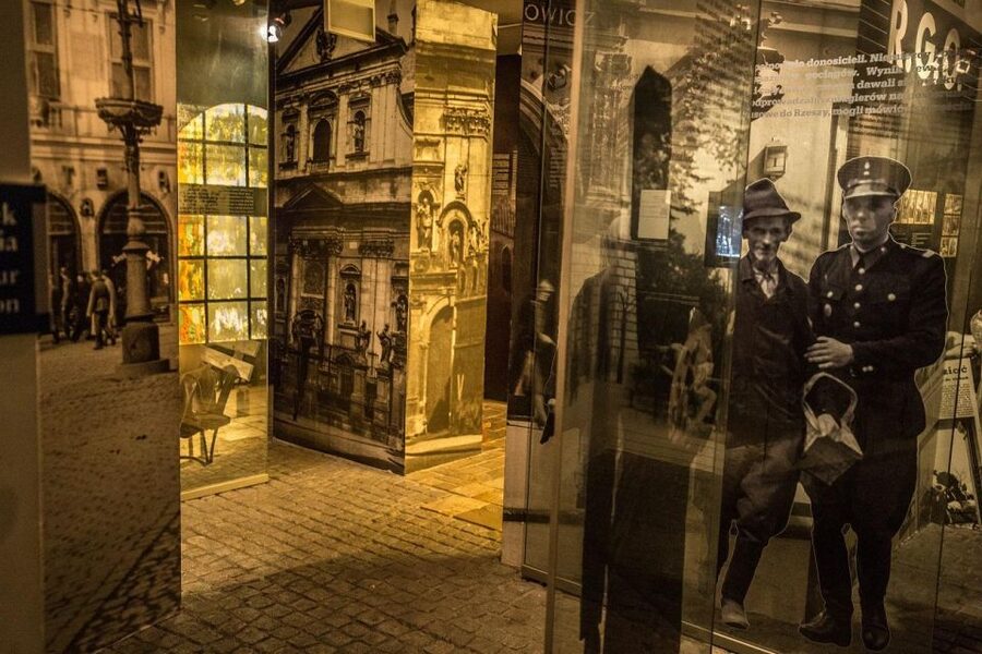 Kraków: Oskar Schindler's Factory Tour and Admission Ticket - Entering the Factory and Meeting the Guide