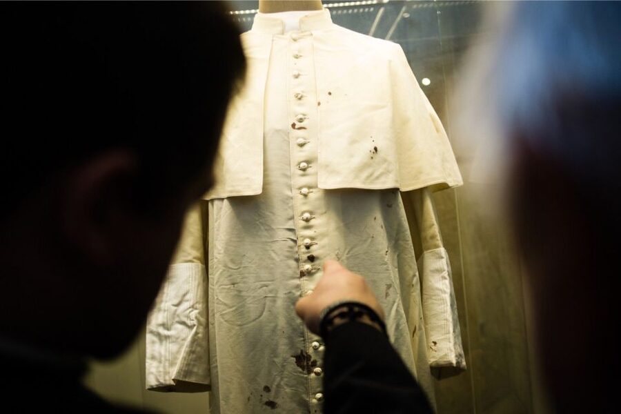Krakow: Pope John Paul II Guided Tour with Home & Sanctuary - Key points to know before booking
