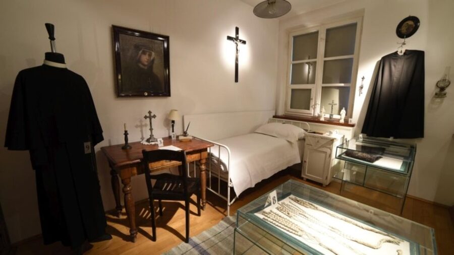 Krakow: Pope John Paul II Guided Tour with Home & Sanctuary - Transport, timing, and how the day feels