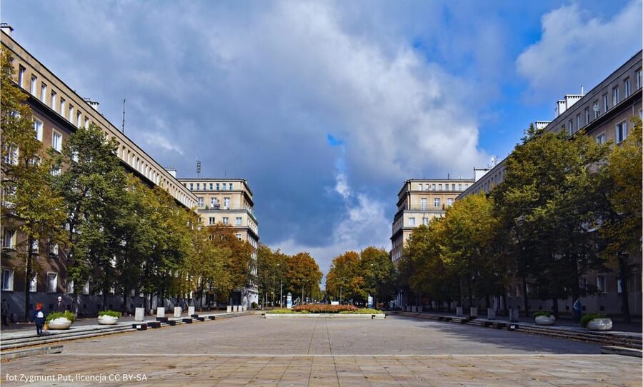 Krakow: Private Nowa Huta Adventure Tour in Communist Cars - The guides and the tone