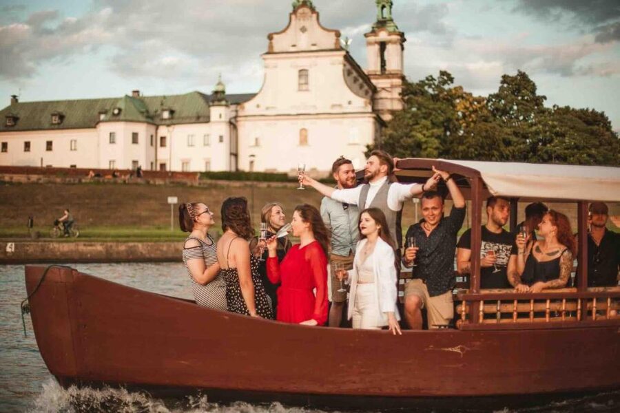 Krakow: Private Traditional Gondola Cruise - Audio commentary and the role of the steerman