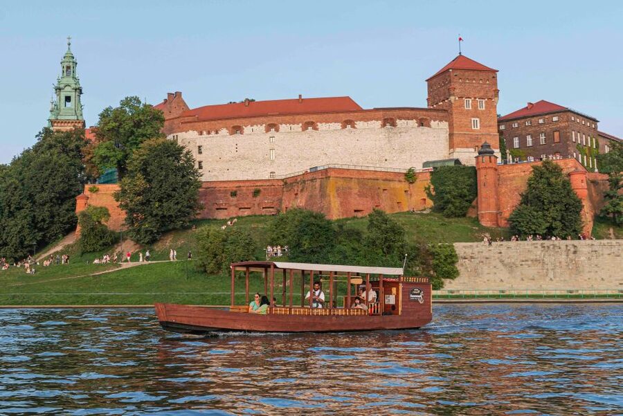 Krakow: Private Traditional Gondola Cruise - Drinks, weather, and comfort on board