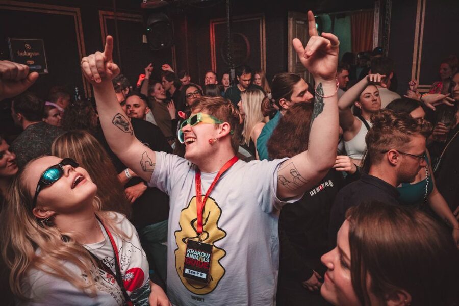 Krakow: Pub Crawl with 1 Hour of Unlimited Alcoholic Drinks - What makes the group dynamic work