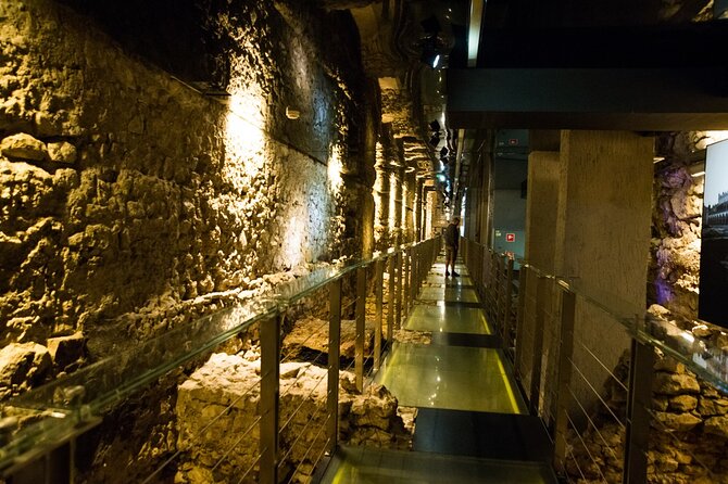 Krakow: Rynek Underground Museum Skip-the-line Guided Tour - Multimedia scenes make old Krakow easier to picture