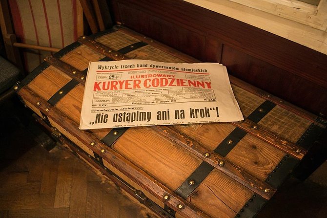 Krakow Schindler's Factory Guided Tour with Admission Ticket - Crowds, lockers, and the pace inside