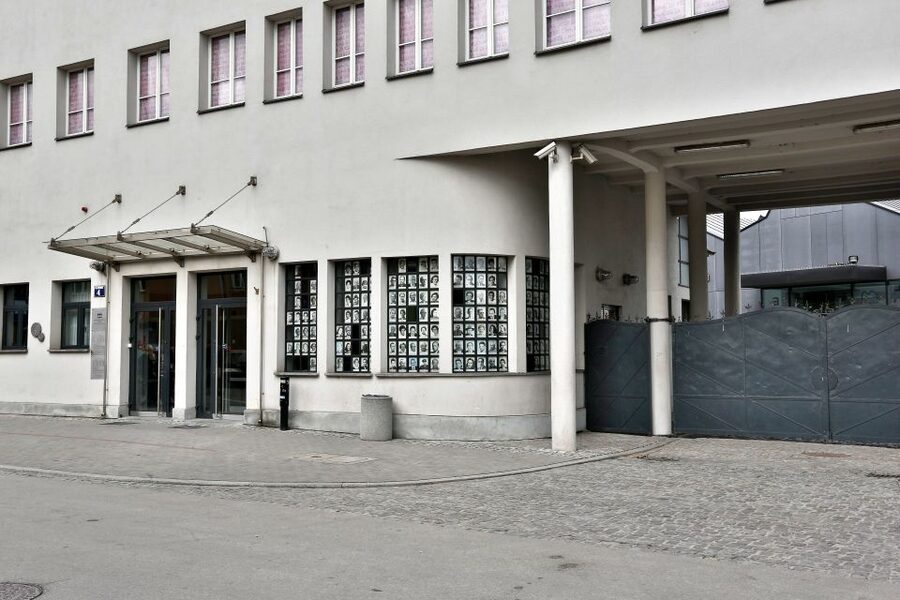 Krakow: Schindler's Factory Guided Tour with Entry Ticket - Crowds, sound, and narrow rooms