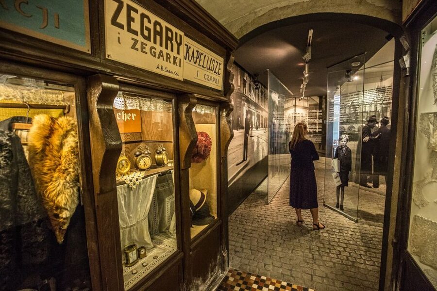 Krakow: Short Cruise and Schindler's Factory Guided Tour - Key points at a glance