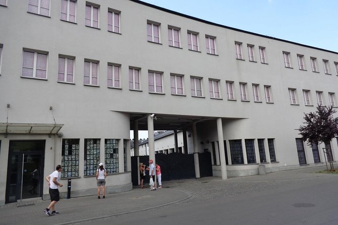 Krakow: Skip-the-line Oskar Schindler’s Museum Private Tour - What you see inside the former enamel factory