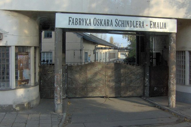 Krakow: Skip-the-line Oskar Schindler’s Museum Private Tour - Entering the museum with a private guide