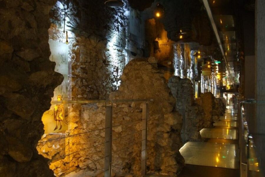 Krakow: Skip the Line Underground Museum Private Guided Tour - The private guide makes the archaeology easier to read