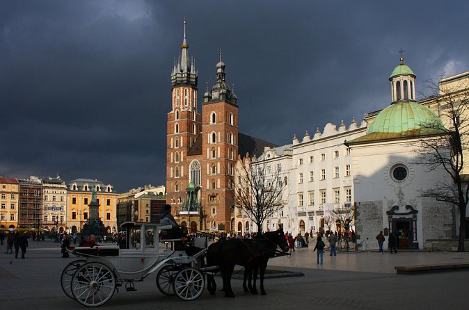 Krakow: Skip-the-Line Wawel Castle & Old Town Guided Tour - Wawel Cathedral and the castle surroundings