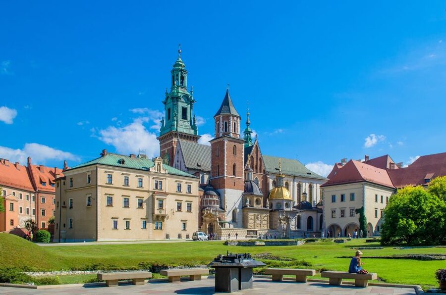 Krakow: Skip-the-Line Wawel Castle & Old Town Guided Tour - Cloth Hall and Krakow’s commercial past