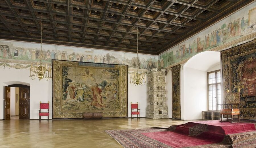 Krakow: Skip-the-Line Wawel Castle & Old Town Guided Tour - The guides and the value of live explanation