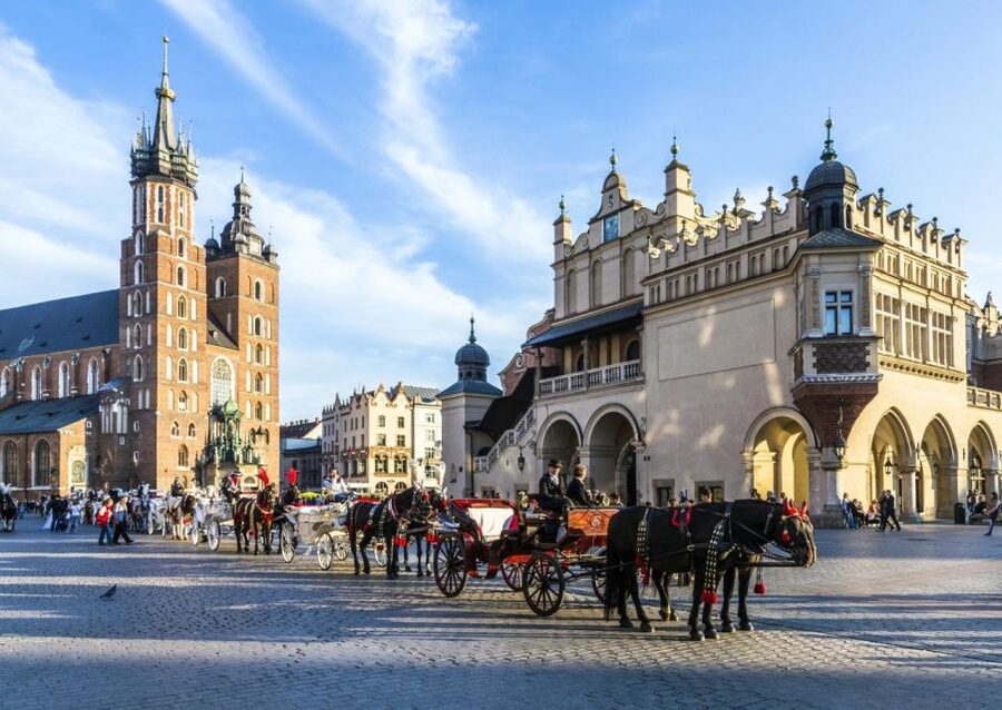 Krakow: St. Mary's Basilica visiting with short guided walk - Approaching the Main Market Square