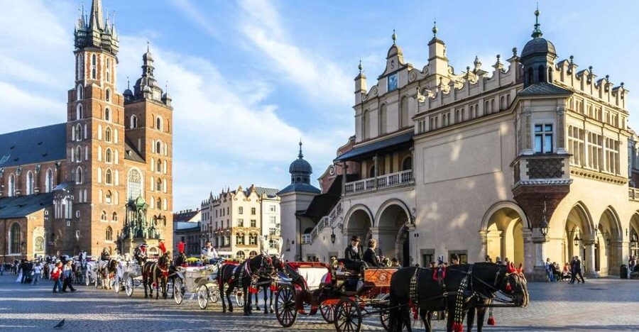 Krakow: St. Mary's Basilica visiting with short guided walk - What $29 means in practical terms